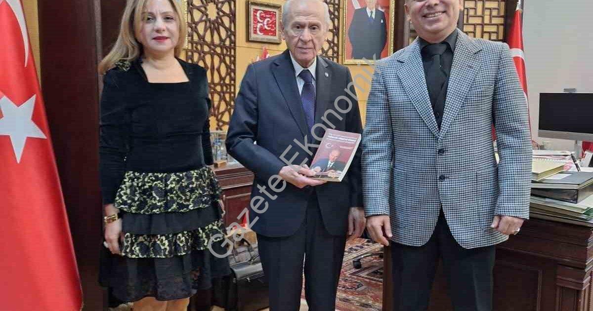 "‘Terörsüz Türkiye’ süreci akademik kitapla mercek altında" başlıklı haber için fotorealistik, profe