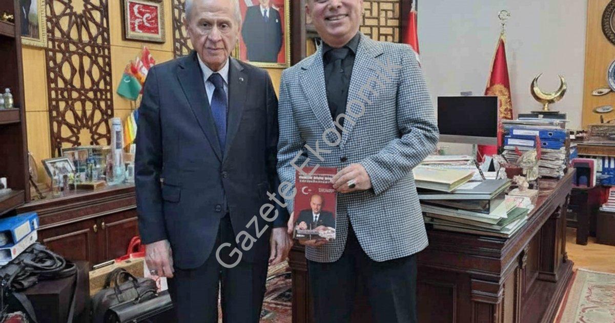 EGE ÜNİVERSİTESİ İLETİŞİM FAKÜLTESİ DEKANI PROF. DR. BİLGEHAN GÜLTEKİN VE KARDEŞİ DOKUZ EYLÜL ÜNİVERSİTESİ EĞİTİM BİLİMLERİ ENSTİTÜSÜ MÜDÜRÜ PROF. DR. TUBA GÜLTEKİN, BİRLİKTE KALEME ALDIKLARI 