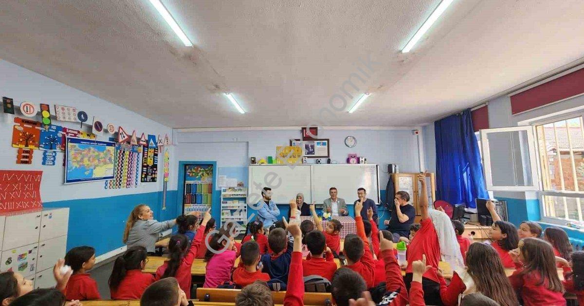 "Kırkağaç’ta Muhtarlar Günü: Öğrencilerden anlamlı buluşma" başlıklı haber için fotorealistik, profe