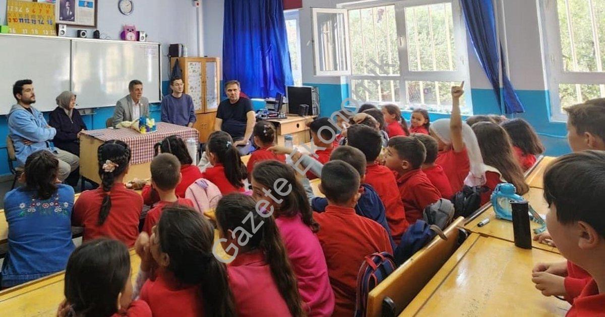 KIRKAĞAÇ MEHMET GÜNEK TÜRKBİRLİĞİ İLKOKULU ÖĞRENCİLERİ 19 EKİM MUHTARLAR GÜNÜ OLMASI DOLAYISIYLA KADRİYE MAHALLESİ MUHTARI YASİN SARI VE EŞİ AYŞEN SARI'YI AĞIRLADILAR.