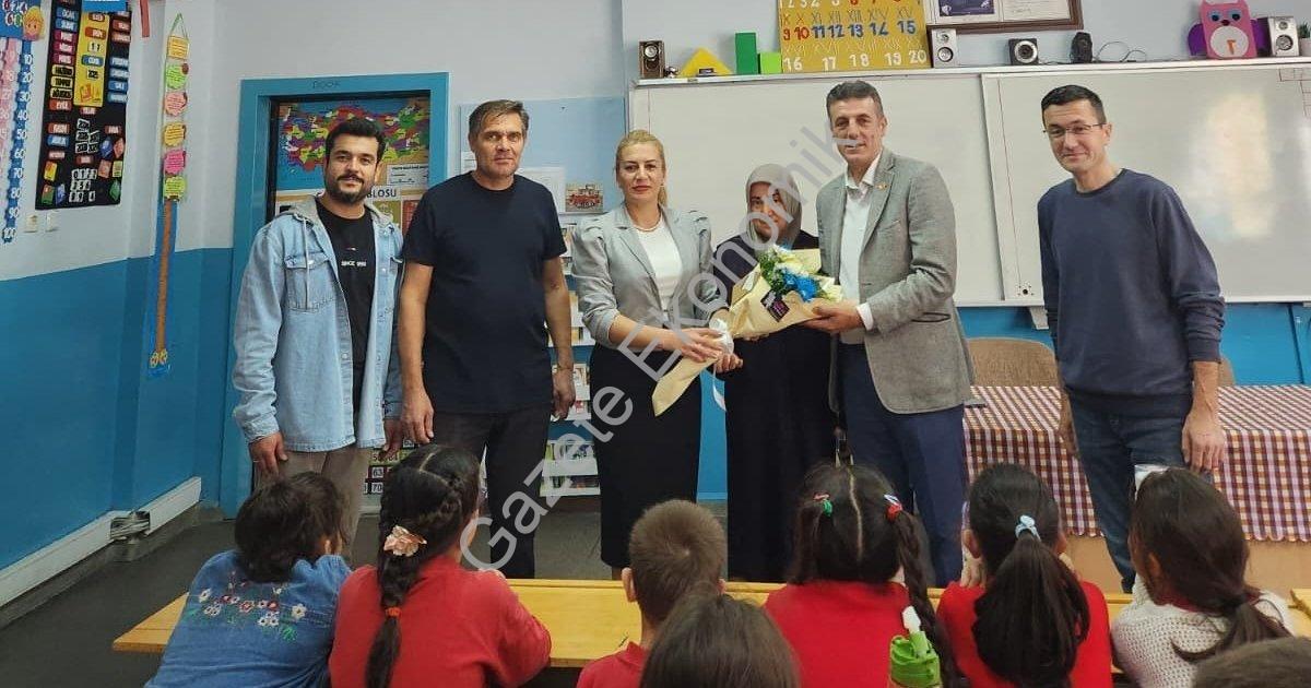 KIRKAĞAÇ MEHMET GÜNEK TÜRKBİRLİĞİ İLKOKULU ÖĞRENCİLERİ 19 EKİM MUHTARLAR GÜNÜ OLMASI DOLAYISIYLA KADRİYE MAHALLESİ MUHTARI YASİN SARI VE EŞİ AYŞEN SARI'YI AĞIRLADILAR.