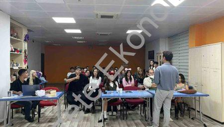 Muğla’da gönüllü gençler tiyatro için perdeyi aralıyor