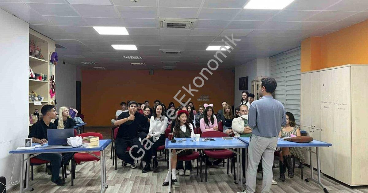 "Muğla’da gönüllü gençler tiyatro için perdeyi aralıyor" başlıklı haber için fotorealistik, profesyo