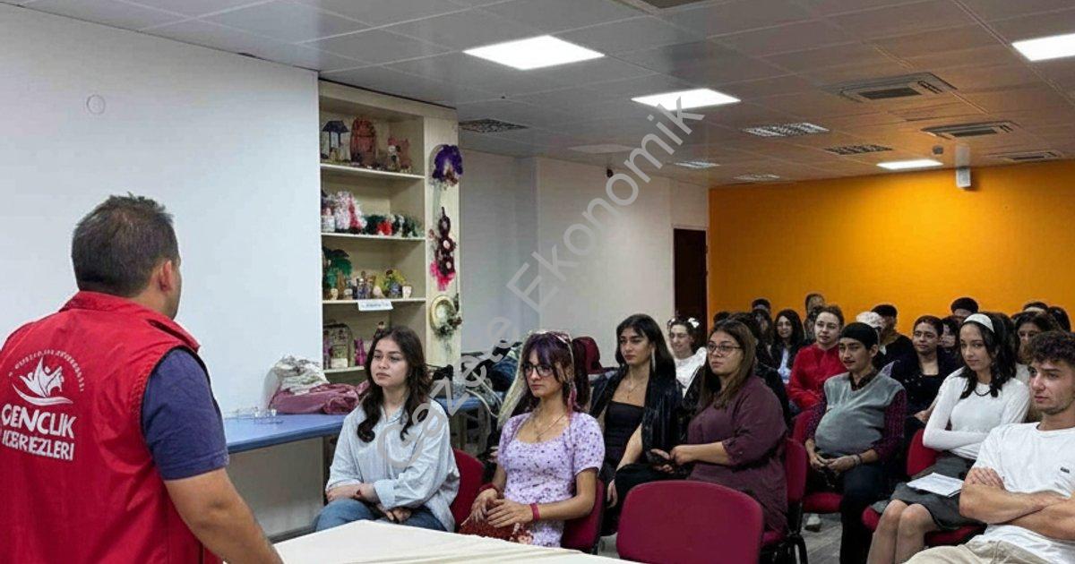 GÖNÜLLÜ GENÇLER TİYATRO SAHNESİ İÇİN KOLLARI SIVADI