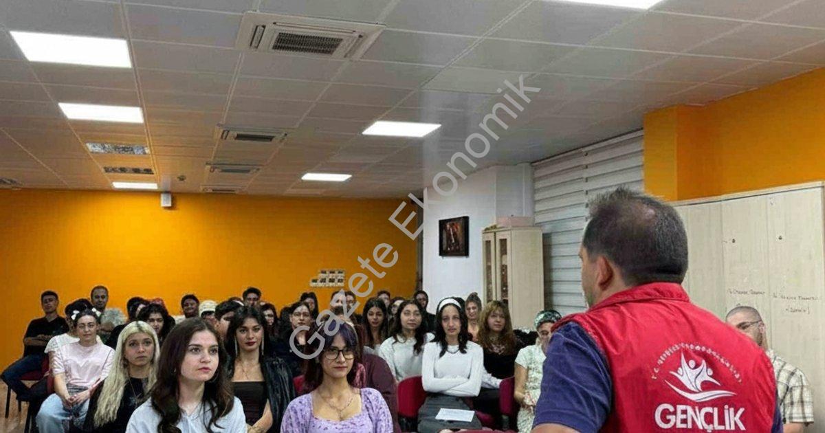 GÖNÜLLÜ GENÇLER TİYATRO SAHNESİ İÇİN KOLLARI SIVADI