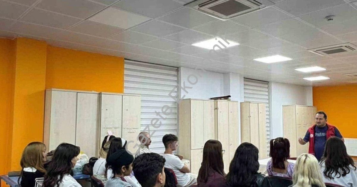 GÖNÜLLÜ GENÇLER TİYATRO SAHNESİ İÇİN KOLLARI SIVADI