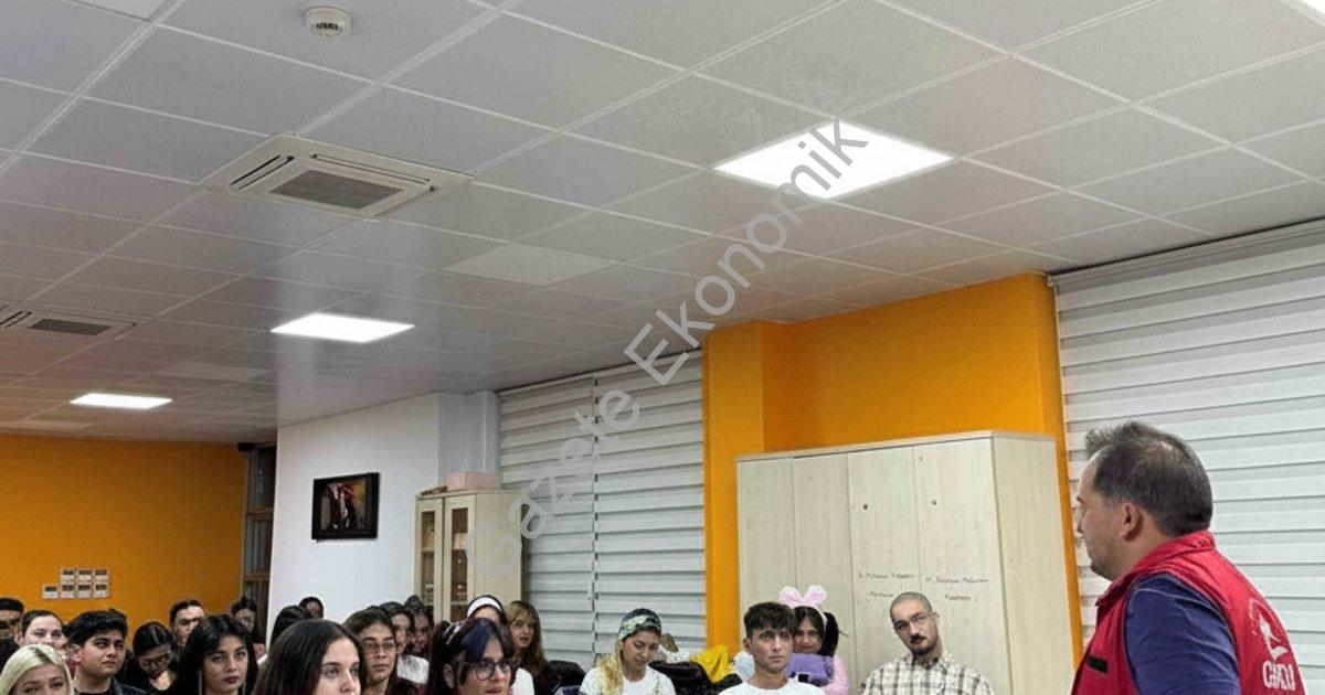 GÖNÜLLÜ GENÇLER TİYATRO SAHNESİ İÇİN KOLLARI SIVADI