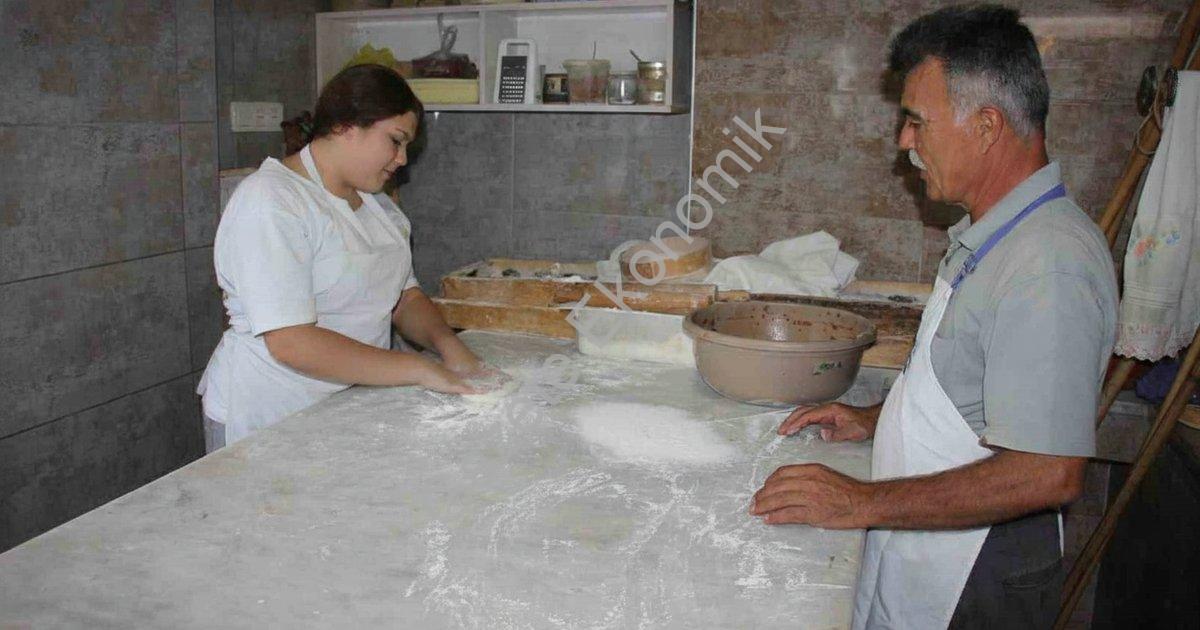 ÇOCUK YAŞTA FIRININ SICAKLIĞI İLE TANIŞAN 17 YAŞINDAKİ CENNET GÜL UÇAR AVCI, KOÇARLI’DA KADIN USTA OLARAK DİKKAT ÇEKERKEN, BİR YANDAN HAYALİNİ KURDUĞU KENDİ DÜKKANI İÇİN GECE GÜNDÜZ ÇALIŞIYOR BİR YANDAN DA ÇOK SAYIDA ELEMAN YETİŞTİREN USTASININ İZİNDEN GİDİYOR.