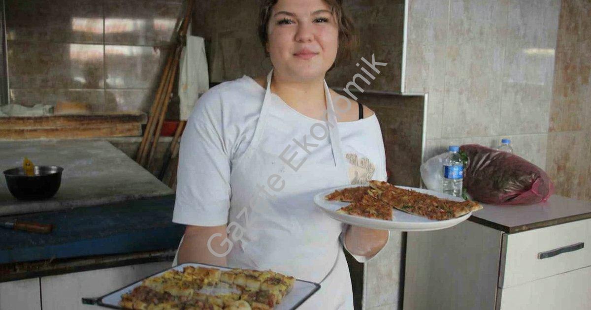 ÇOCUK YAŞTA FIRININ SICAKLIĞI İLE TANIŞAN 17 YAŞINDAKİ CENNET GÜL UÇAR AVCI, KOÇARLI’DA KADIN USTA OLARAK DİKKAT ÇEKERKEN, BİR YANDAN HAYALİNİ KURDUĞU KENDİ DÜKKANI İÇİN GECE GÜNDÜZ ÇALIŞIYOR BİR YANDAN DA ÇOK SAYIDA ELEMAN YETİŞTİREN USTASININ İZİNDEN GİDİYOR.