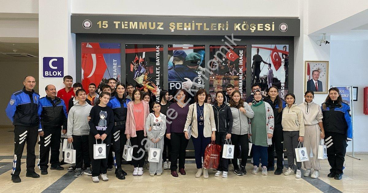 "Özel öğrencilerden Kütahya Emniyeti’ne anlamlı kuş evi ziyareti" başlıklı haber için fotorealistik,