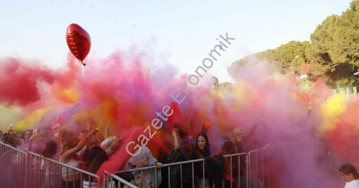 "Aydınfest 25-28 Ekim’de Tekstil Park’ta ücretsiz başlıyor" başlıklı haber için fotorealistik, profe