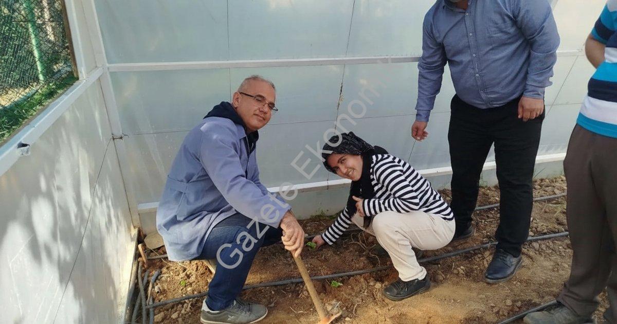 "Aydın’da özel öğrenciler serada fideleri toprakla buluşturdu" başlıklı haber için fotorealistik, pr