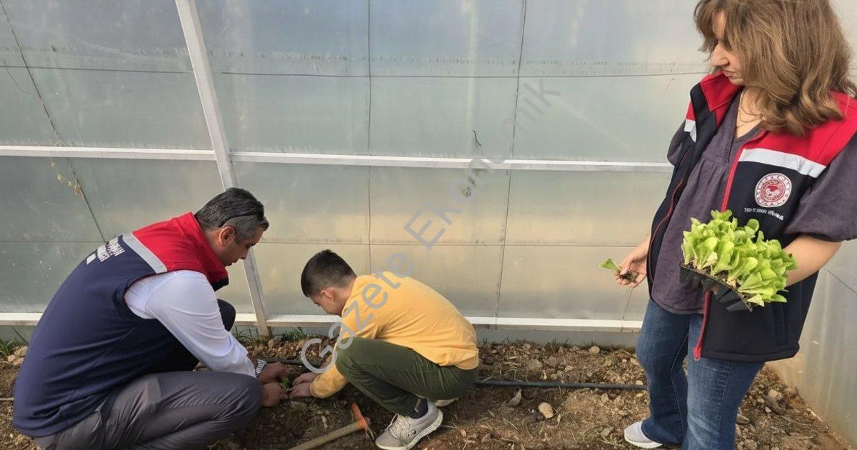 ÖZEL ÖĞRENCİLER FİDELERİ TOPRAKLA BULUŞTURDU
