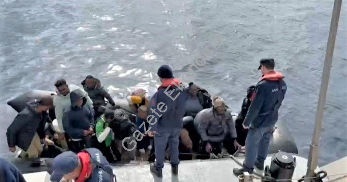 MOTOR ARIZASI NEDENİYLE DENİZDE SÜRÜKLENEN BOTTAKİ 29 GÖÇMEN KURTARILDI.