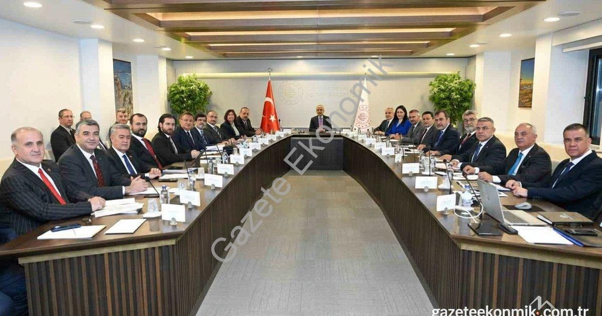 AYDIN VALİSİ YAKUP CANBOLAT BAŞKANLIĞINDAKİ AYDIN HEYETİ, ULAŞTIRMA VE ALTYAPI BAKANI ABDULKADİR URALOĞLU’NU ZİYARET ETTİ.