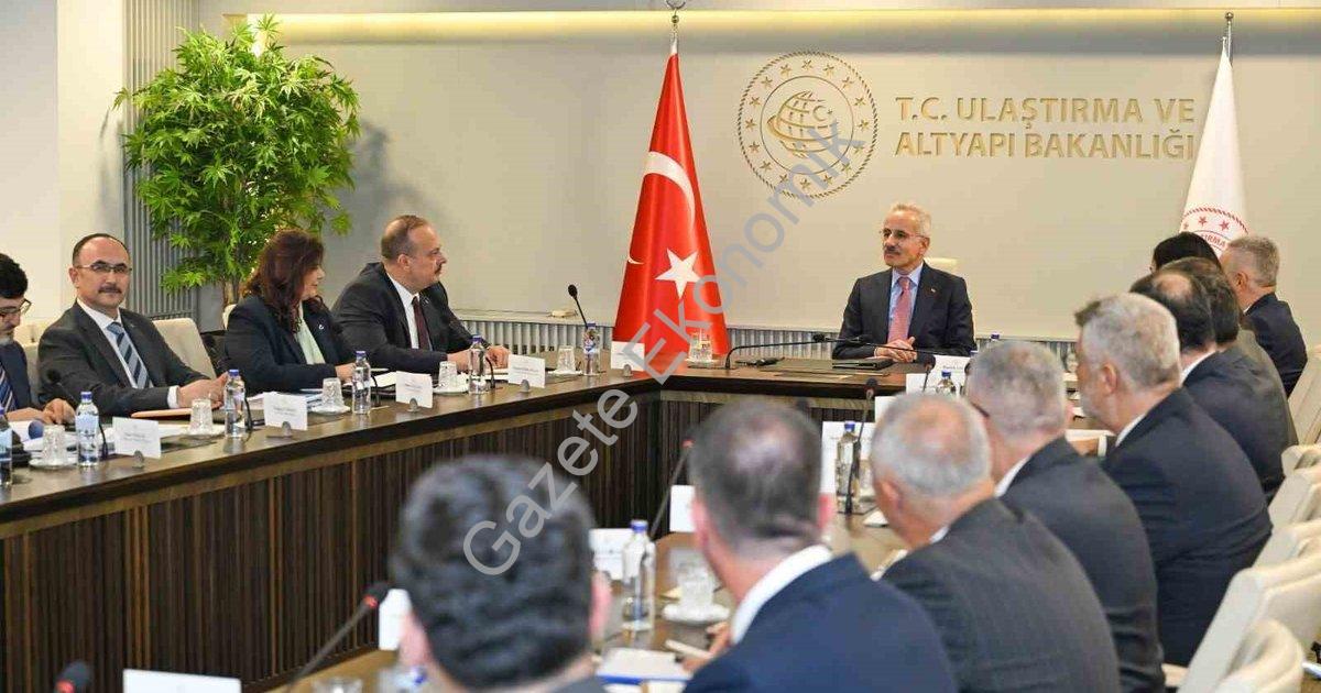 AYDIN VALİSİ YAKUP CANBOLAT BAŞKANLIĞINDAKİ AYDIN HEYETİ, ULAŞTIRMA VE ALTYAPI BAKANI ABDULKADİR URALOĞLU’NU ZİYARET ETTİ.