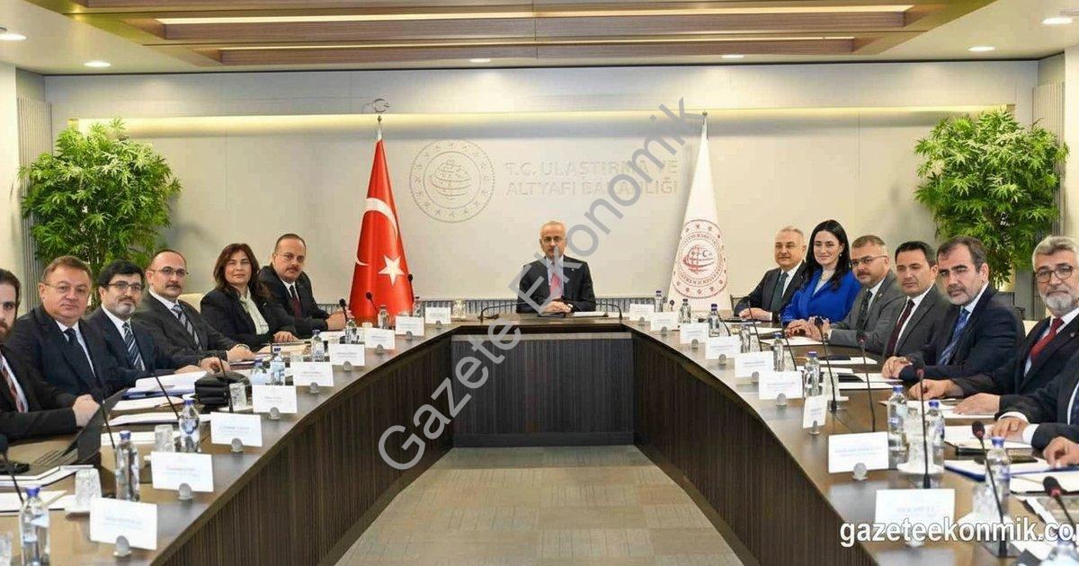 AYDIN VALİSİ YAKUP CANBOLAT BAŞKANLIĞINDAKİ AYDIN HEYETİ, ULAŞTIRMA VE ALTYAPI BAKANI ABDULKADİR URALOĞLU’NU ZİYARET ETTİ.