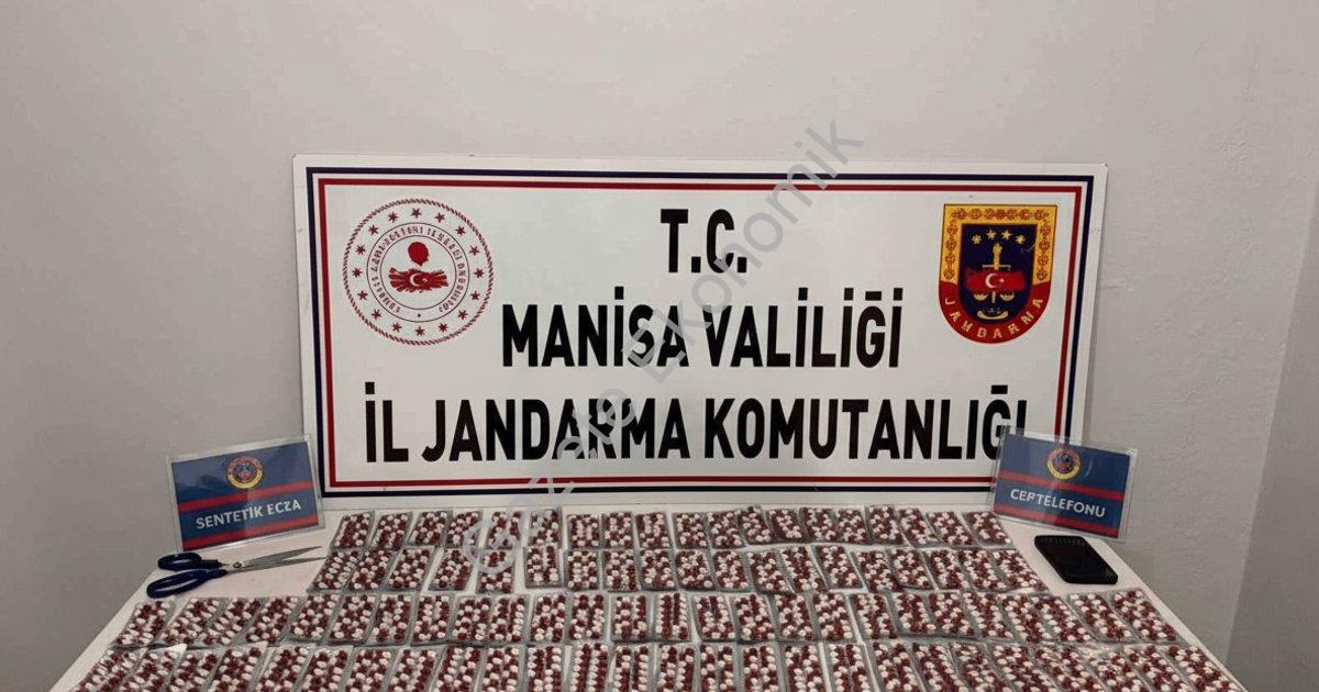 "Salihli’de motosikletli şüpheli 1.622 sentetik hapla yakalandı" başlıklı haber için fotorealistik,