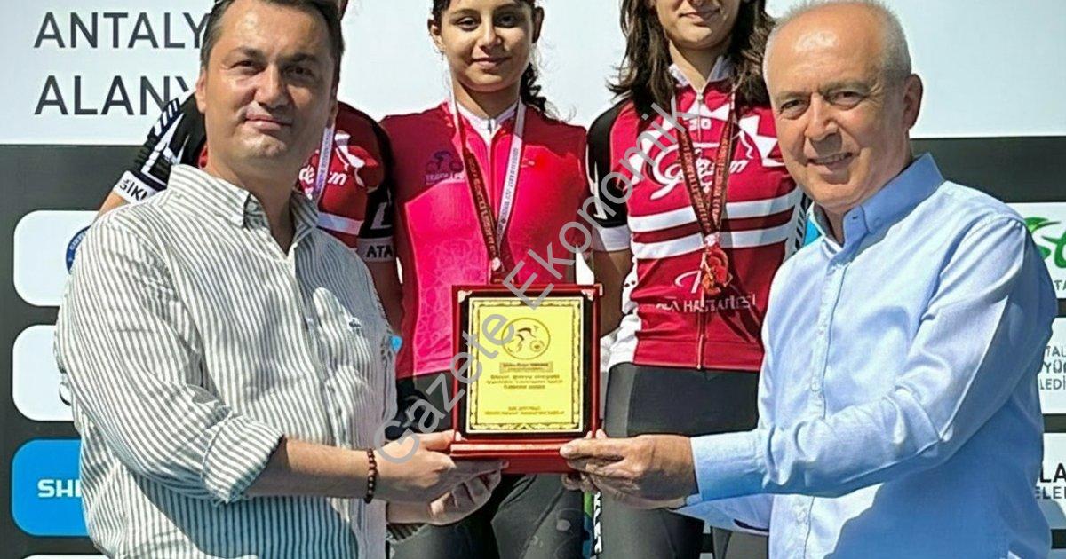 "Bisikletin altın kızı Buse Ertekin sezonu namağlup kapattı" başlıklı haber için fotorealistik, prof