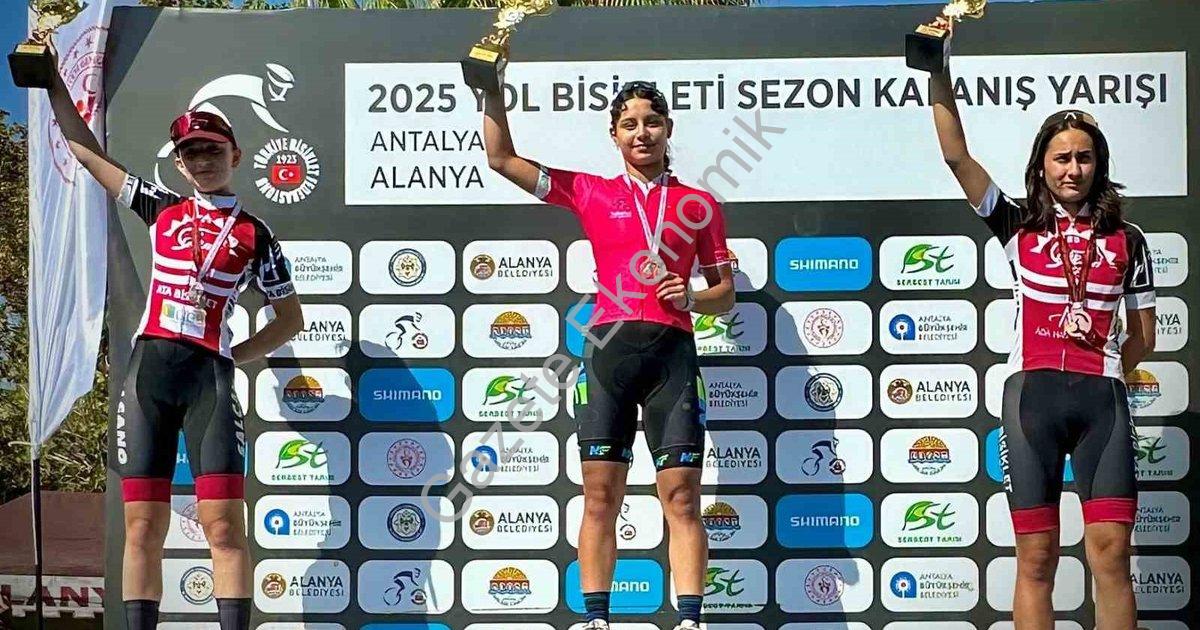 2025 YILINDA KATILDIĞI TÜM YARIŞLARI ZAFERLE TAÇLANDIRAN DENİZLİLİ MİLLİ BİSİKLETÇİ BUSE ERTEKİN, SEZONU ZİRVEDE TAMAMLAYARAK KIRILMASI ZOR BİR SERİYE ADINI YAZDIRDI.