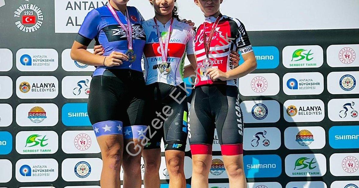 2025 YILINDA KATILDIĞI TÜM YARIŞLARI ZAFERLE TAÇLANDIRAN DENİZLİLİ MİLLİ BİSİKLETÇİ BUSE ERTEKİN, SEZONU ZİRVEDE TAMAMLAYARAK KIRILMASI ZOR BİR SERİYE ADINI YAZDIRDI.
