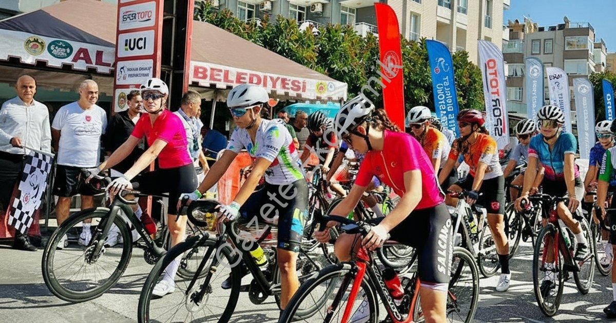 2025 YILINDA KATILDIĞI TÜM YARIŞLARI ZAFERLE TAÇLANDIRAN DENİZLİLİ MİLLİ BİSİKLETÇİ BUSE ERTEKİN, SEZONU ZİRVEDE TAMAMLAYARAK KIRILMASI ZOR BİR SERİYE ADINI YAZDIRDI.