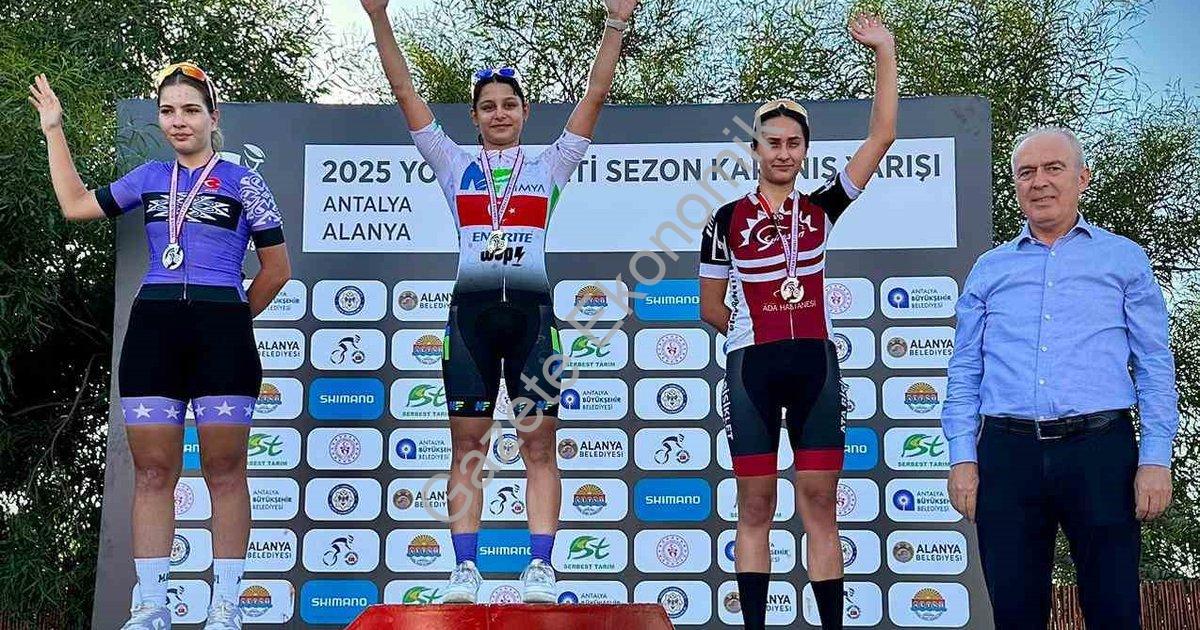 2025 YILINDA KATILDIĞI TÜM YARIŞLARI ZAFERLE TAÇLANDIRAN DENİZLİLİ MİLLİ BİSİKLETÇİ BUSE ERTEKİN, SEZONU ZİRVEDE TAMAMLAYARAK KIRILMASI ZOR BİR SERİYE ADINI YAZDIRDI.