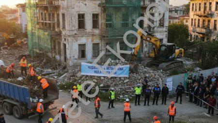 Kuşadası’nda metruk bina çevresi hızla temizlendi