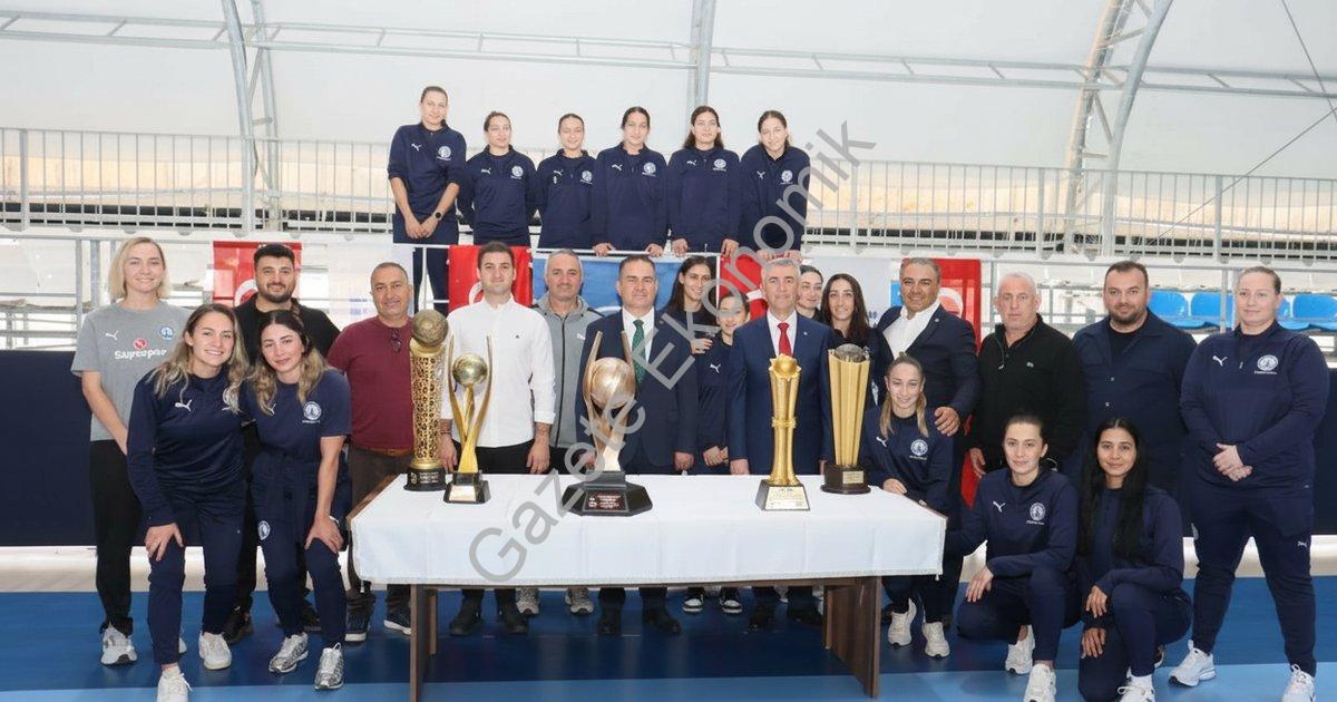 "Vali Akbıyık’tan Yalıkavakspor’a Avrupa öncesi moral dopingi" başlıklı haber için fotorealistik, pr