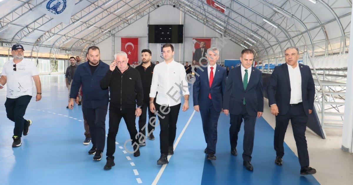 VALİ AKBIYIK’TAN YALIKAVAKSPOR’A MORAL ZİYARET