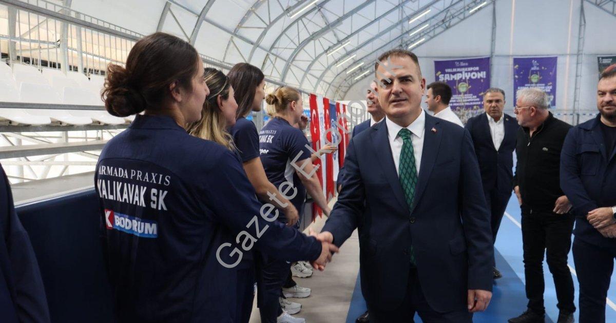 VALİ AKBIYIK’TAN YALIKAVAKSPOR’A MORAL ZİYARET