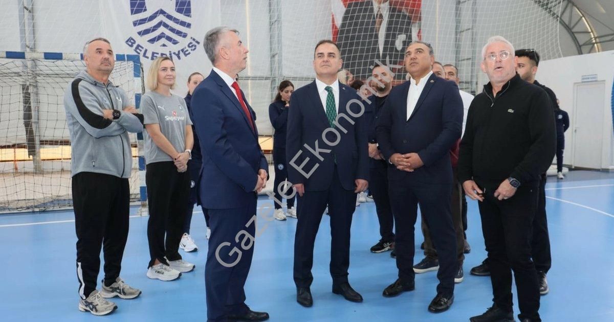 VALİ AKBIYIK’TAN YALIKAVAKSPOR’A MORAL ZİYARET