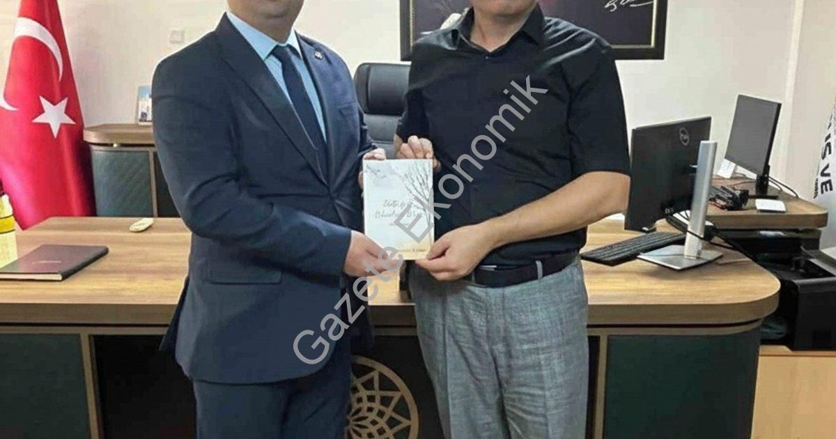 "Tanyeri, Emirdağ Nüfus Müdürlüğünde denetim yaptı" başlıklı haber için fotorealistik, profesyonel b