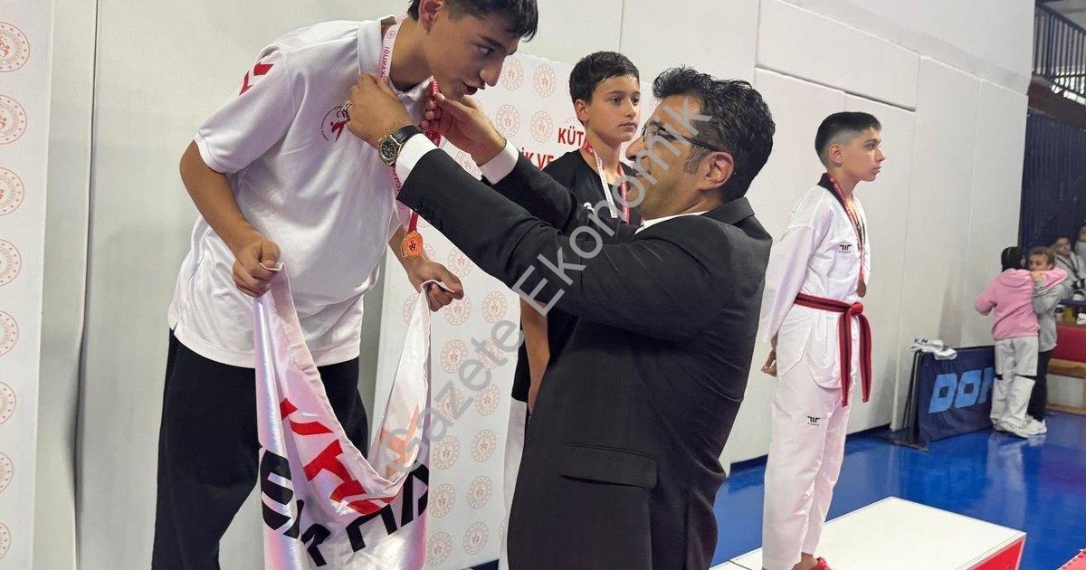 "Kütahya’da Cumhuriyet Kupası’nda Yıldızlar Taekwondo Şöleni" başlıklı haber için fotorealistik, pro