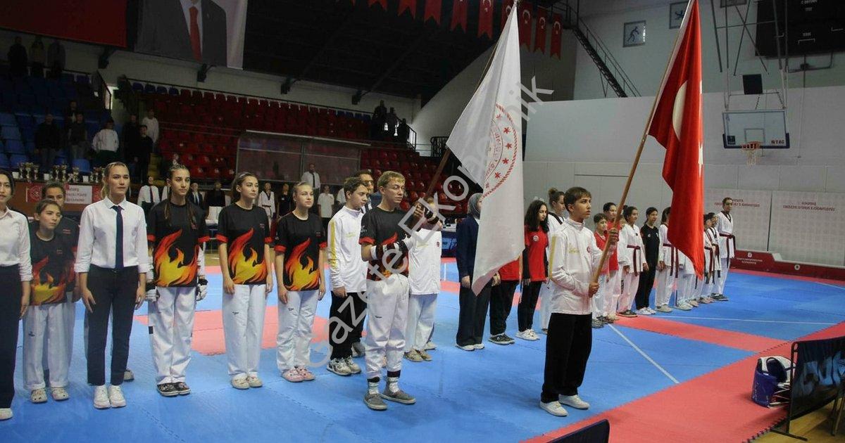 KÜTAHYA, CUMHURİYET'İN 102. YILI ETKİNLİKLERİ KAPSAMINDA DÜZENLENEN, CUMHURİYET KUPASI YILDIZLAR TAEKWONDO MÜSABAKALARI, KÜTAHYA’DA BÜYÜK BİR COŞKUYLA GERÇEKLEŞTİRİLDİ.