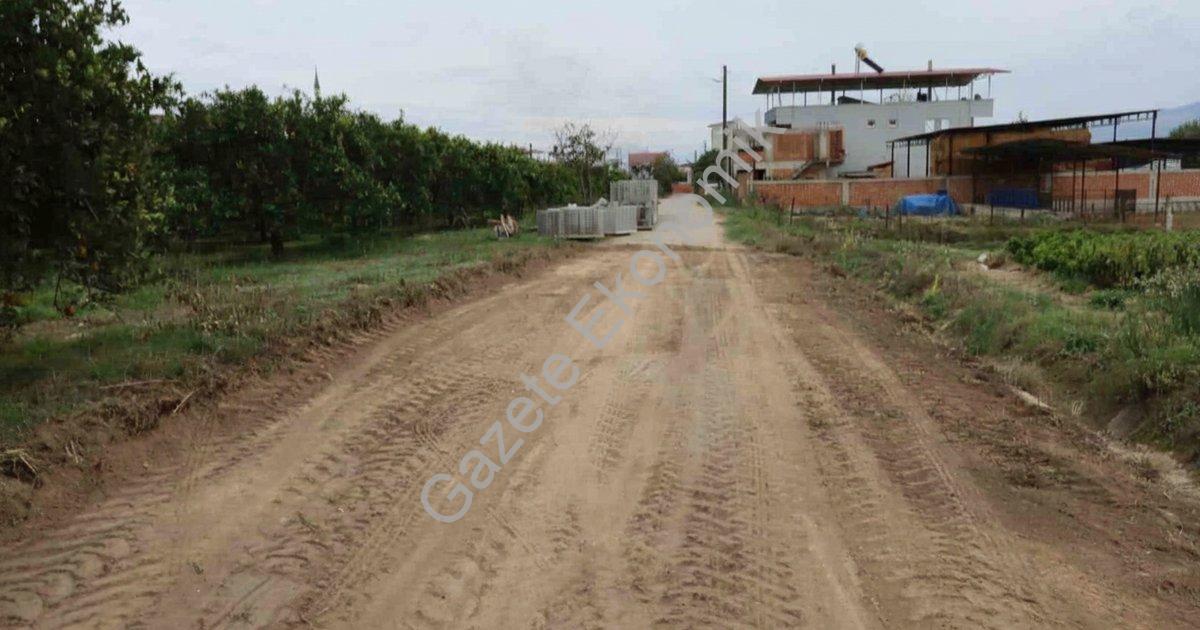 "Nazilli Bereketli’de yol ve halı saha çevresi yenileniyor" başlıklı haber için fotorealistik, profe