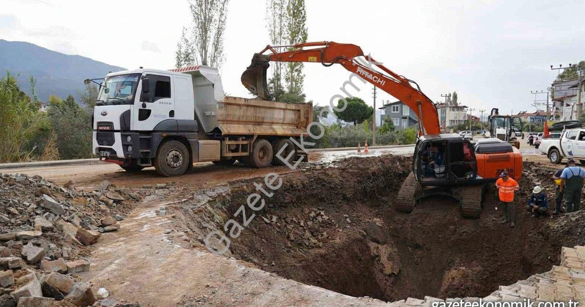 MUĞLA BÜYÜKŞEHİR BELEDİYESİ SU VE KANALİZASYON İDARESİ (MUSKİ) EKİPLERİ, FETHİYE’NİN KARAÇULHA MAHALLESİ’NDE MERKEZ MAHALLELERİ BESLEYEN ANA İSALE HATTINDA MEYDANA GELEN ARIZAYI 16 SAATLİK YOĞUN ÇALIŞMANIN ARDINDAN GİDERDİ.