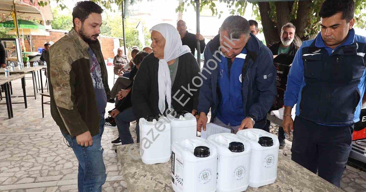 MUĞLA BÜYÜKŞEHİR BELEDİYESİ, ORTACA’DA GEÇTİĞİMİZ HAFTA ETKİLİ OLAN YOĞUN YAĞIŞLARIN ARDINDAN SERALARI ZARAR GÖREN ÜRETİCİLERE DESTEK OLDU.