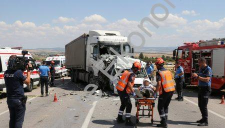 Afyonkarahisar Emirdağ’da tırla hafif ticari çarpıştı: 2 yaralı