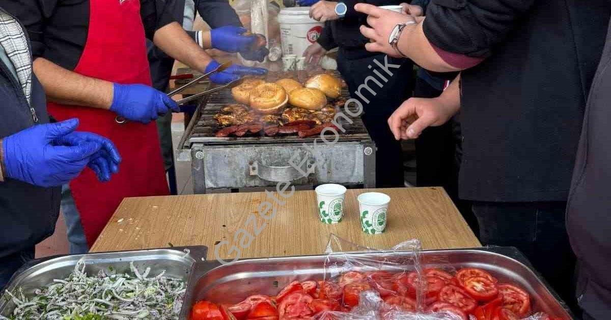 "Şuhut Anadolu Lisesi’nden Gazze’ye Destek: Hayır Çarşısı" başlıklı haber için fotorealistik, profes