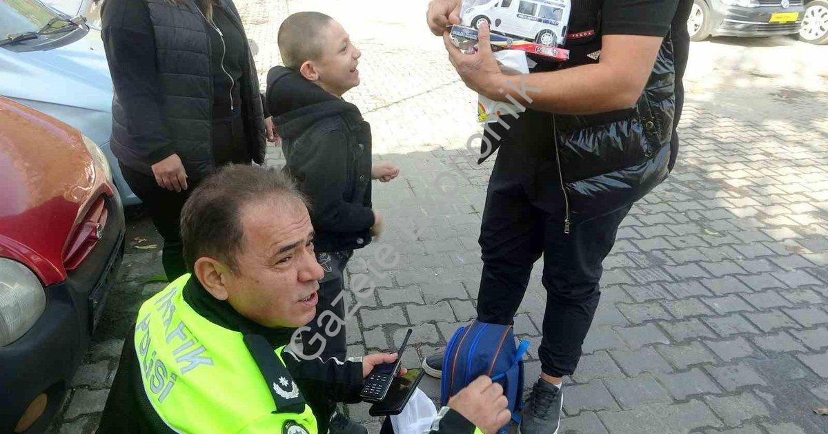 "Muğla'da Yürek Isıtan Hareket: Trafik Müdürü'nden Anlamlı Hediye" başlıklı haber için fotorealistik