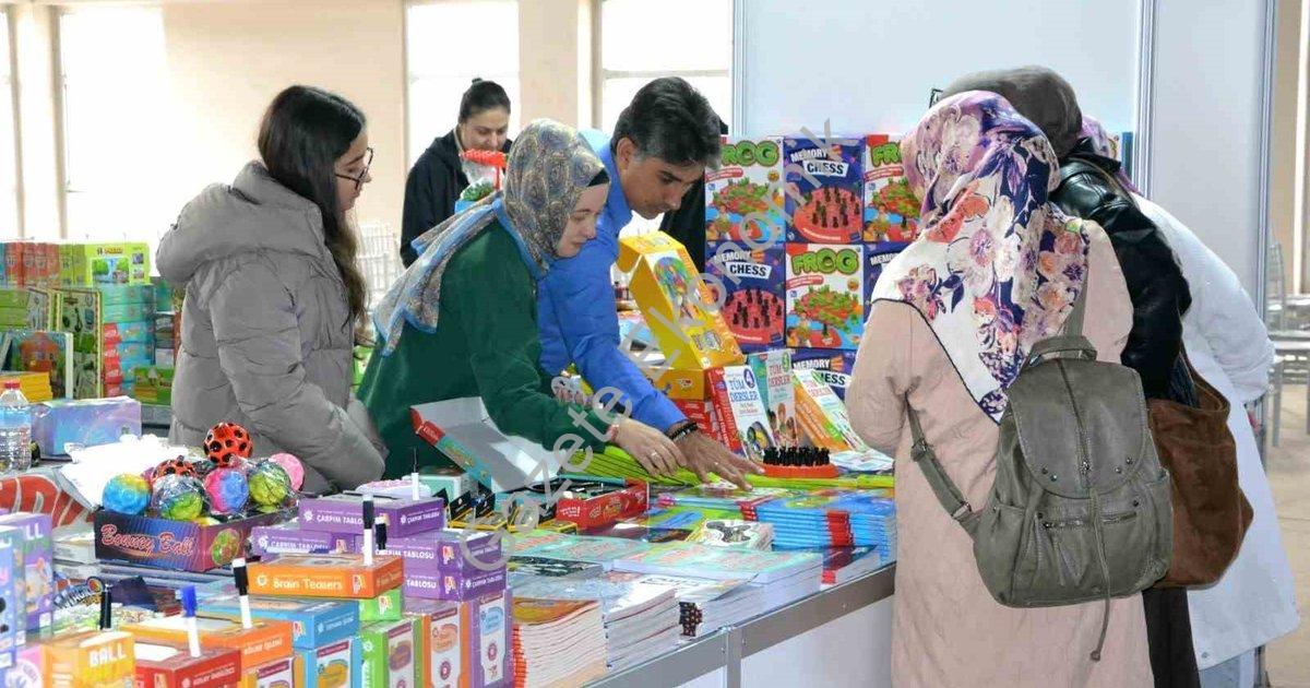 "Manisa'da Kültür Şöleni: 8. Kitap Fuarı Ziyaretçilerine Kapılarını Açtı" başlıklı haber için fotore