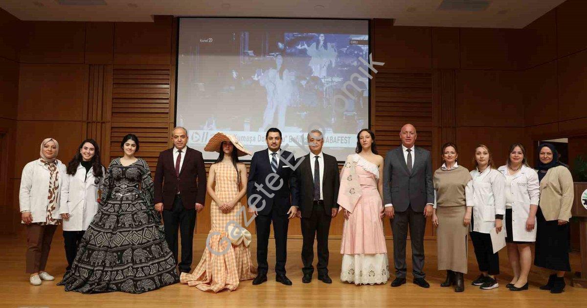 "BabaFest 2025'in Yıldızları Ödüllendirildi: DOSTEK Öğrencilerine Sertifika" başlıklı haber için fot