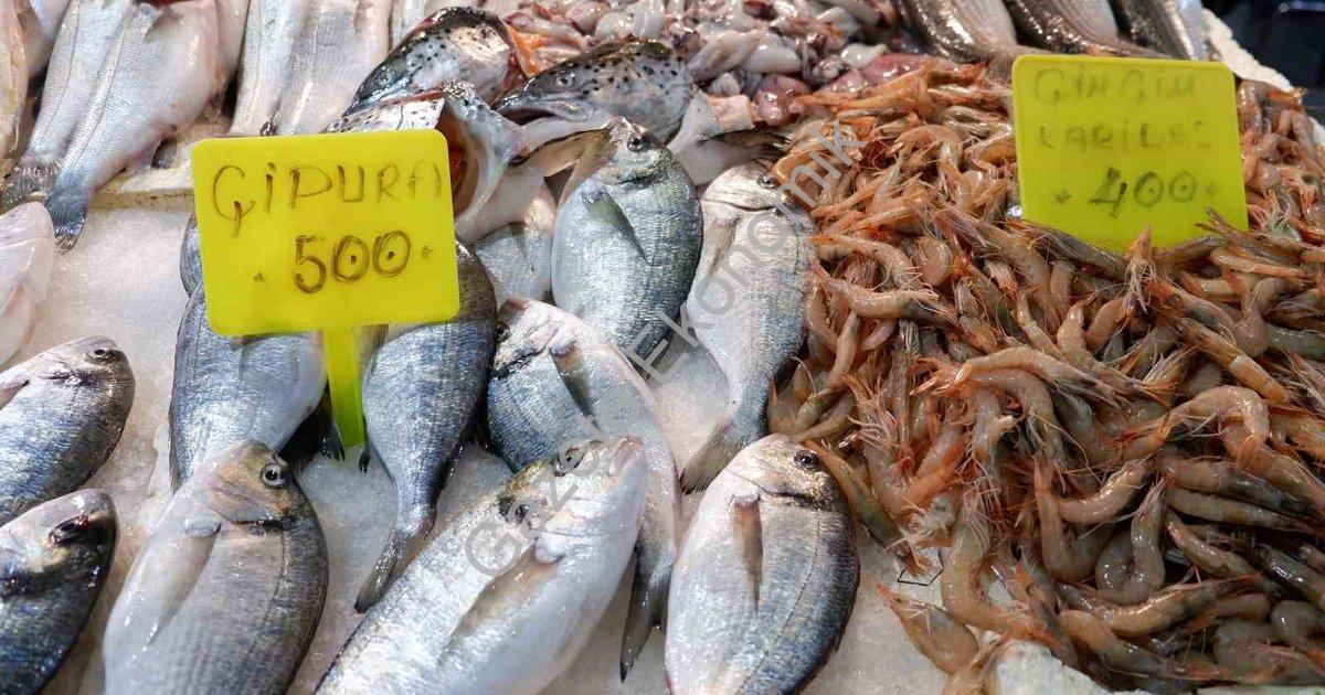 "Foça Balık Hali'nde Kış Bereketi: Sardalya ve Uskumru Mevsimi Başladı" başlıklı haber için fotoreal