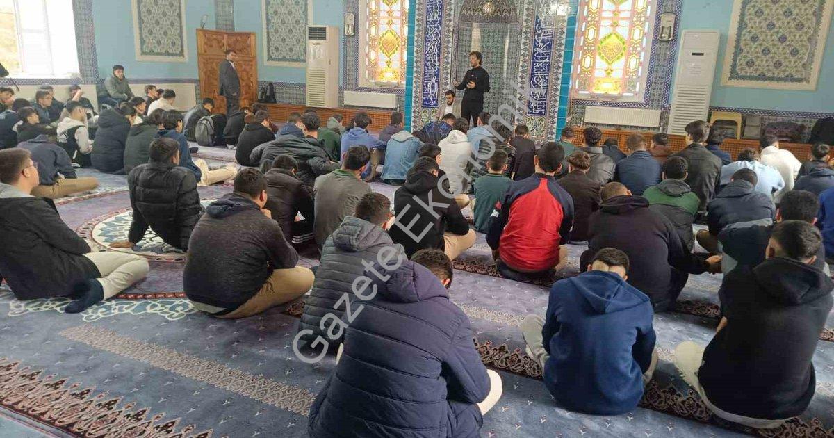 "Salihli'de Gençlere Yönelik Kapsamlı Adab-ı Muaşeret Eğitimi" başlıklı haber için fotorealistik, pr