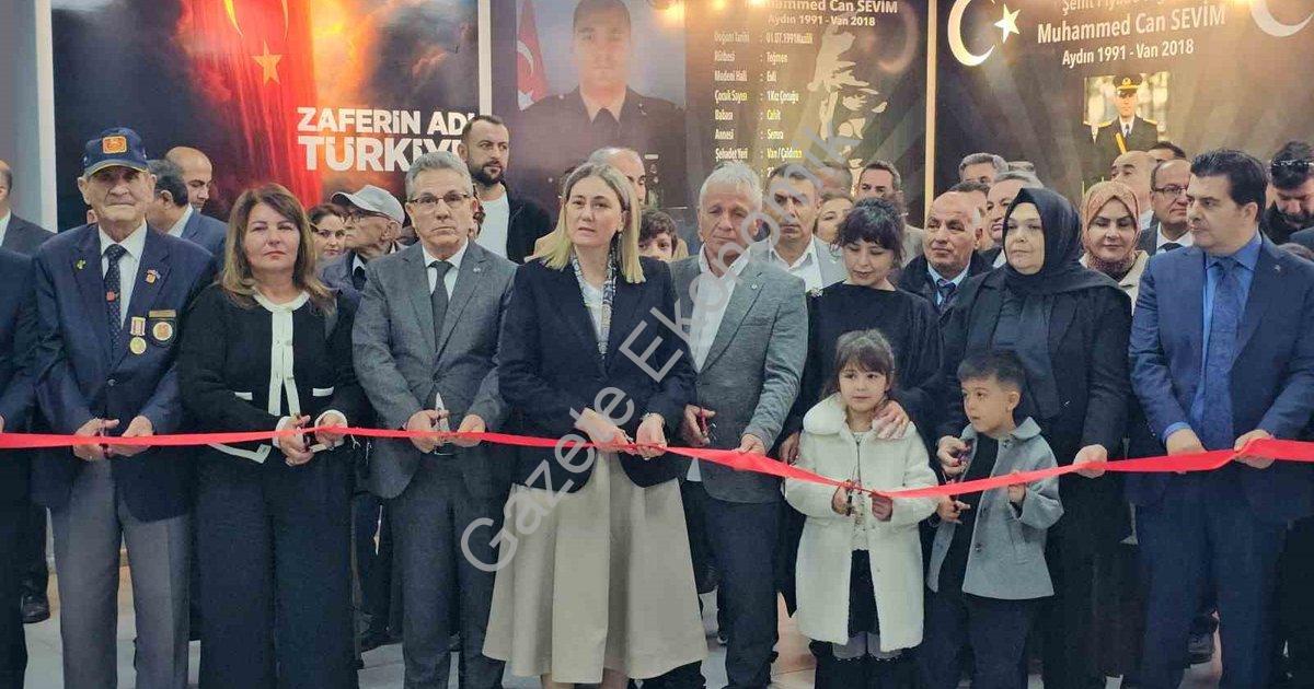 "Nazillili Şehit Teğmenin İsmi Eğitim Yuvasında Ölümsüzleşti" başlıklı haber için fotorealistik, pro