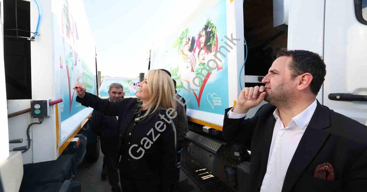 "Merkezefendi'de Çöp Kamyonları Artık Gül ve Sakız Kokacak" başlıklı haber için fotorealistik, profe