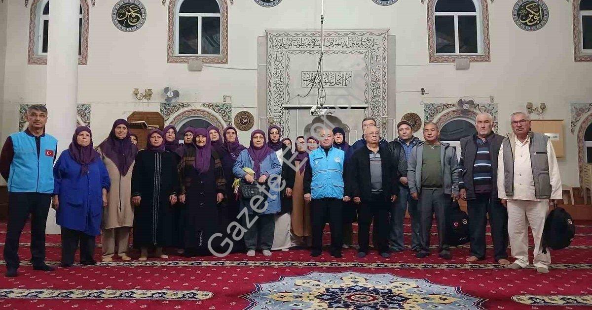 "Yatağan'da Umre Heyecanı: 26 Kişilik Kafile Dualarla Uğurlandı" başlıklı haber için fotorealistik,