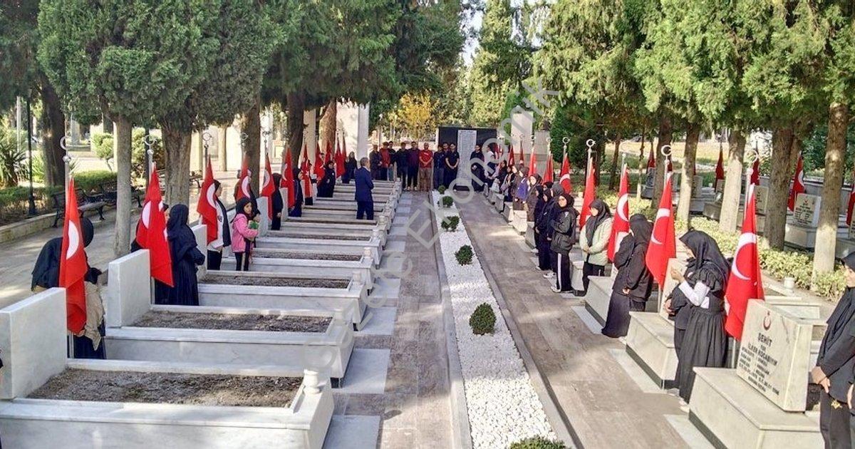 "Denizli Şehitliği'nde Duygusal Tören: Şehit Öğretmenler Dualarla Anıldı" başlıklı haber için fotore