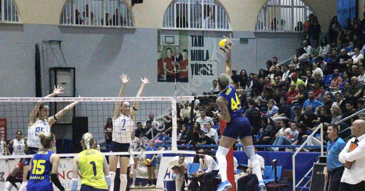 "Fenerbahçe Geri Döndü: Aydın'da Zorlu Galibiyet!" başlıklı haber için fotorealistik, profesyonel bi